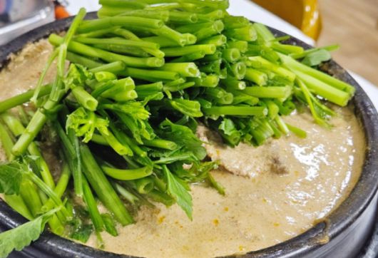 광주 오리탕은 들깨 가루와 미나리가 듬뿍 올라간 것이 타 지역과 다른 특징이다. 사진은 광주 오리탕. [사진=X 갈무리]