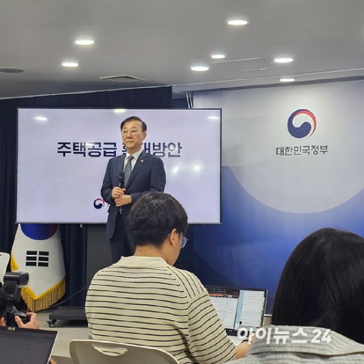 김윤덕 국토교통부 장관이 7일 정부서울청사에서 '주택공급 확대방안'을 발표하고 있다. [사진=이효정 기자 ]