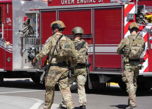 10일(현지시간) 미국 유타주 오럼에 있는 유타밸리대학교에서 정치 활동가 찰리 커크가 행사 도중 총격을 당한 현장에 경찰이 출동하고 있다. [사진=AFP/연합뉴스]