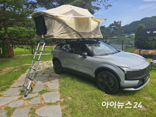 볼보 'EX30 CC'에 루프 텐트를 설치한 모습. [사진=김종성 기자]