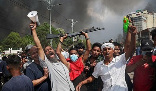 시위대가 정부에 대한 불만을 쏟아내고 있다. [사진=로이터/연합뉴스]