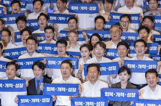 지난 8월 28일 인천시 중구 파라다이스시티 컨벤션에서 열린 더불어민주당 의원단 워크숍에서 정청래 대표와 김병기 원내대표를 비롯한 의원들이 기념 촬영 도중 구호를 외치고 있다. 2025.8.28 [사진=연합뉴스]