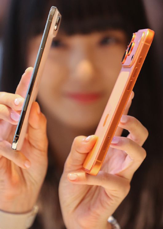 애플의 아이폰17 프로와 에어 모델의 두께를 비교하는 모습. [사진=연합뉴스]