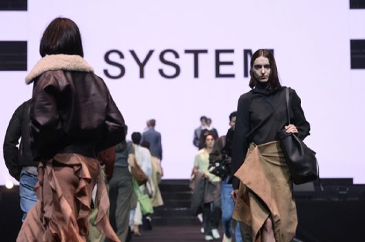 지난 7일 태국 현지에서 진행한 한섬 시스템·시스템옴므 패션쇼를 진행하는 모습. [사진=한섬]