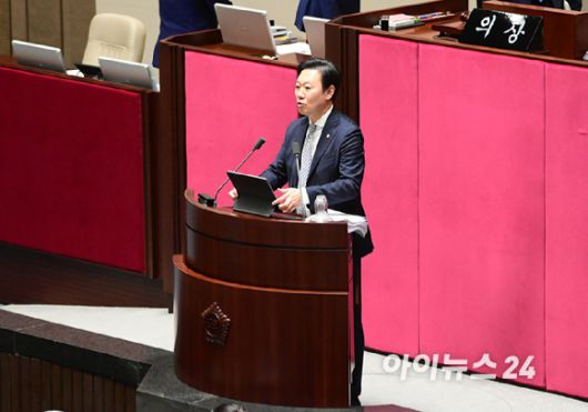 25일 서울 여의도 국회에서 열린 제429회국회(정기회) 제9차 본회의에서 박수민 국민의힘 의원이 정부조직법 일부개정법률안(대안)에 대한 무제한 토론(필리버스터)을 하고 있다. [사진=정소희 기자]