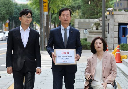 국민의힘 박충권 원내부대표(왼쪽부터), 최은석 원내수석대변인, 최보윤 수석대변인이 26일 더불어민주당 추미애 법제사법위원회 위원장의 직권남용죄 관련 고발장을 제출하기 위해 서울경찰청 민원실로 향하고 있다. 2025.9.26 [사진=연합뉴스]