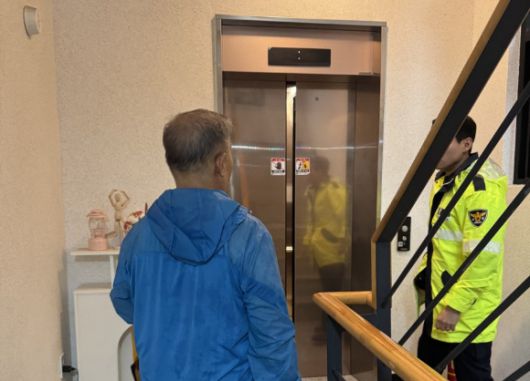 추석 당일 강변북로를 배회하던 중증 치매질환자 A씨가 귀가하는 모습 [사진=마포경찰서]