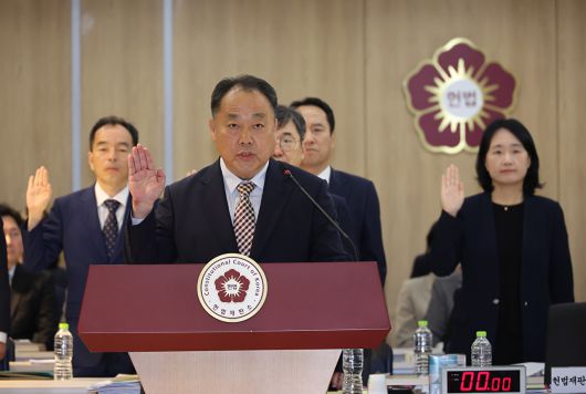 손인혁 헌법재판소 사무처장이 17일 서울 종로구 헌법재판소에서 열린 헌법재판소 등에 대한 법제사법위원회 국정감사에서 선서하고 있다. 2025.10.17 [사진=연합뉴스]