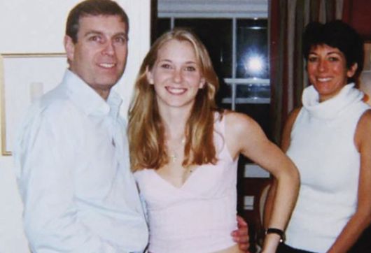 영국 앤드루 왕자와 버지니아 주프레와 함께 포즈를 취하고 있다. [사진=AFP/연합뉴스]