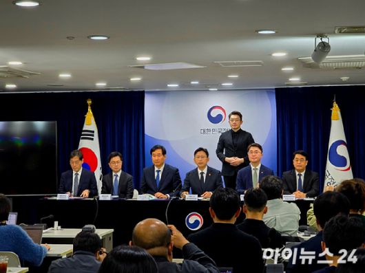 2일 오후 정부서울청사에서 열린 범부처 정보보호 종합대책 발표 브리핑에서 배경훈 부총리 겸 과학기술정보통신부 장관(왼쪽 네 번째)을 비롯한 주요 관계자들이 취재진 질의에 답변하고 있다. 사진은 왼쪽부터 이용석 행안부 디지털정부혁신실장, 신진창 금융위원회 사무처장, 김창섭 국정원 3차장, 배 부총리, 류제명 과기정통부 2차관, 이정렬 개인정보보호위원회 부위원장 직무대리.  범부처 정보보호 종합대책」을 수립하여 10월 22일(수) 대국민 브리핑을 [사진=안세준 기자]