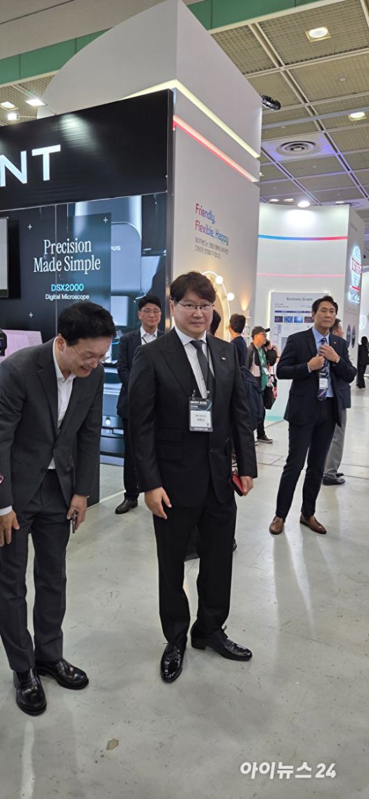 22일 서울 강남구 코엑스에서 개막한 반도체대전-한미반도체 전시관에 등장한 곽동신 한미반도체 회장. [사진=박지은 기자]