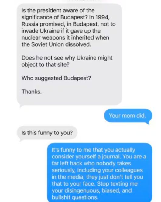 두 사람은 문자 메시지로 신경전을 벌이기도 했다. 사진은 레빗 대변인이 데이트 기자와 나눈 대화. [사진=X 갈무리]