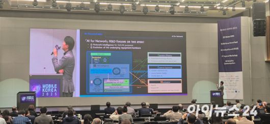 28일 서울 강서구 LG사이언스파크에서 열린 '모바일코리아 2025' 행사에서 김동욱 SK텔레콤 6G개발팀장이 연설하고 있다. [사진=서효빈 기자]