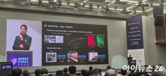 서울 강서구 LG사이언스파크에서 열린 '모바일코리아 2025' 행사에서 박규진 KT 미래네트워크연구소 팀장이 연설하고 있다. [사진=서효빈 기자]