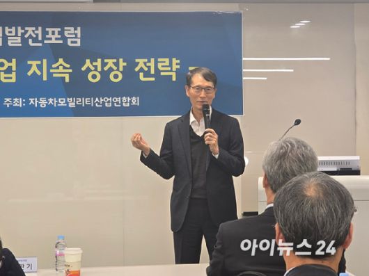 강남훈 자동차모빌리티산업연합회 회장이 29일 서울 서초구 한국계량측정협회 별관 회의실에서 열린 '제44회 자동차모빌리티산업발전포럼'에서 개회사하고 있다. [사진=김종성 기자]