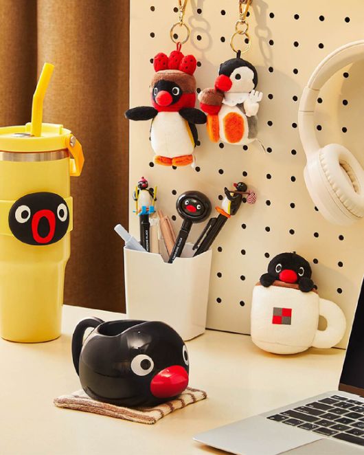 투썸플레이스가 글로벌 인기 캐릭터 '핑구'와 협업한 겨울 시즌 한정판 굿즈를 출시했다. [사진=투썸플레이스]