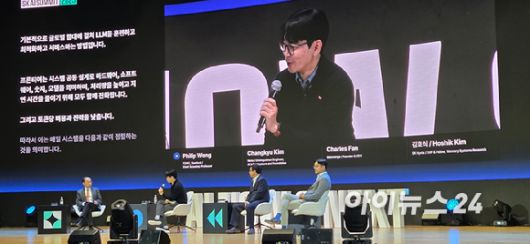 (아래, 왼쪽부터) 필립 웡 TSMC 수석 과학자, 김창규 메타 수석엔지니어, 찰스 판 멤버지 창업자, 김호식 SK하이닉스 부사장. [사진=박지은 기자]