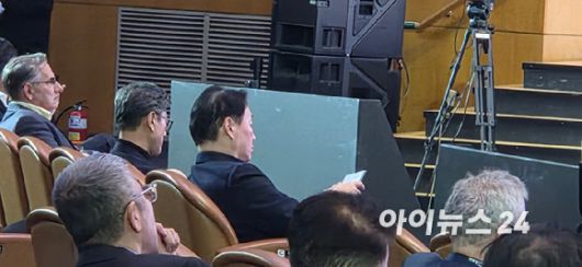 최태원 SK그룹 회장이 3일 오후 서울 강남구 코엑스에서 열린 'SK AI 서밋' 메모리 관련 세션을 듣는 모습. [사진=박지은 기자]