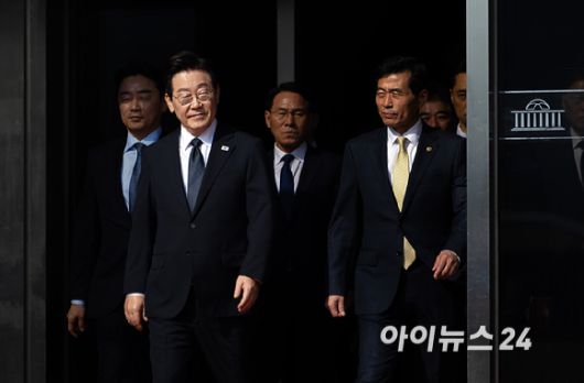 이재명 대통령이 4일 서울 여의도 국회에서 내년도 정부 예산안에 대한 시정연설을 마친 뒤 나서고 있다. [사진=국회사진기자단]