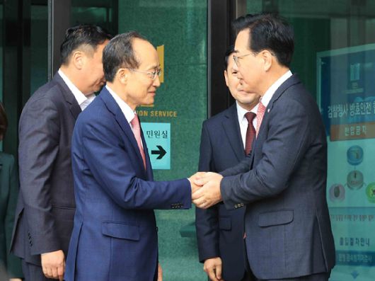 국민의힘 추경호 전 원내대표가 31일 서울 서초구 서울고검에 마련된 조은석 내란특별검사팀 사무실에서 조사를 마친 뒤 나오며 마중나온 장동혁 대표, 송언석 원내대표와 인사를 하고 있다. [사진=연합뉴스]