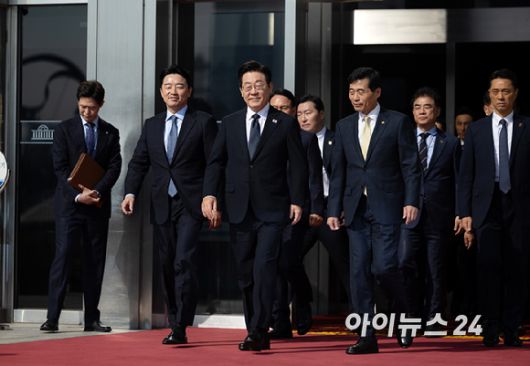 이재명 대통령이 4일 서울 여의도 국회에서 내년도 정부 예산안에 대한 시정연설을 마친 뒤 나서고 있다. [사진=국회사진기자단]