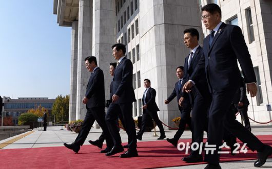 이재명 대통령이 4일 서울 여의도 국회에서 내년도 정부 예산안에 대한 시정연설을 마친 뒤 나서고 있다. [사진=국회사진기자단]