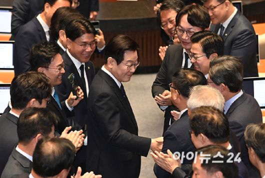 이재명 대통령이 4일 오전 국회에서 2026년도 예산안에 대한 시정연설을 위해 입장하고 있다.