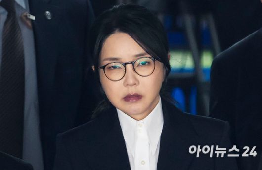 윤석열 전 대통령 부인 김건희 씨가 8월 12일 오후 서울 서초구 서울중앙지방법원에서 열린 구속 전 피의자 심문(영장실질심사)을 마치고 법원을 나서고 있다. [사진=사진공동취재단]