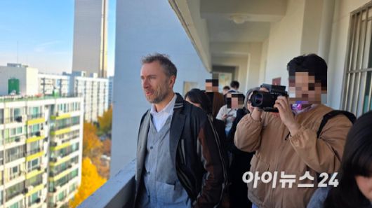 건축가 토마스 헤더윅이 15일 여의도 대교아파트 12층 복도에서 주변 전경을 둘러보고 있다. 2025.11.15 [사진=이수현 기자]