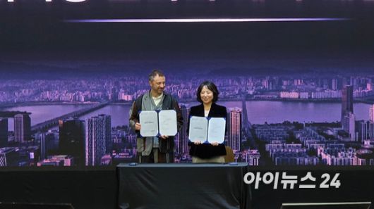 건축가 토마스 헤더윅과 정희선 여의도 대교아파트 조합장이  15일 여의도 대교아파트 시공사 선정총회에서 기념촬영을 하고 있다. 2025.11.15 [사진=이수현 기자]