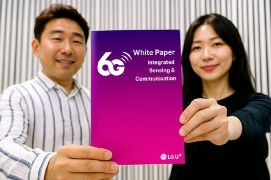 6G 백서 표지를 모델이 선보이고 있는 모습을 AI로 생성한 이미지. [사진=LGU+]