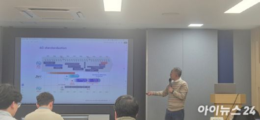 황승훈 동국대 교수가 KTOA 통신산업 인사이트 세미나에서 강연하고 있다. [사진=서효빈 기자]