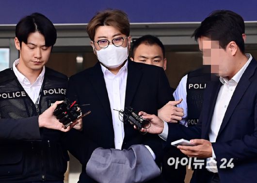 '가수 김호중이 서울 강남경찰서에서 구치소로 이감되고 있는 모습. [사진=곽영래 기자]