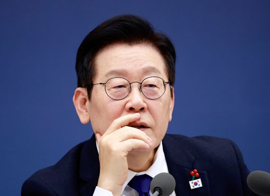 이재명 대통령이 16일 정부세종컨벤션센터에서 열린 보건복지부(질병관리청)·식품의약품안전처 업무보고에서 정은경 복지부 장관의 발언을 듣고 있다. 2025.12.16 [대통령실통신사진기자단] [사진=연합뉴스]