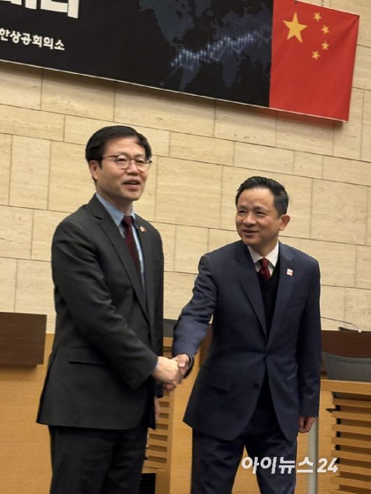 여한구 산업통상부 통상교섭본부장(왼쪽)과 다이빙 주한 중국 대사가 26일 서울 대한상공회의소에서 열린 한중 FTA 10주년 세미나에서 악수하고 있다. [사진=권서아 기자]