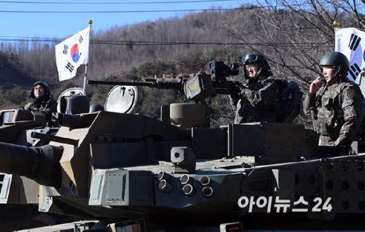 우원식 국회의장이 26일 오전 경기 양평군 옥천면 제11기동사단 108기계화보병대대를 방문, K2전차에 탑승 부대내를 이동하고 있다. [사진=국회사진기자단]