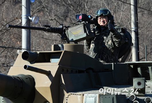 우원식 국회의장이 26일 오전 경기 양평군 옥천면 제11기동사단 108기계화보병대대를 방문, K2전차에 탑승 부대내를 이동하고 있다. [사진=국회사진기자단]