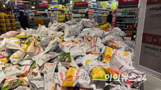 서울의 한 홈플러스 매장에 PB 과자가 행사 매대에 놓여있다. 홈플러스는 기업회생절차 돌입 이후 자금줄이 빠르게 마르며 납품에도 일부 차질을 겪고 있다. 이에 매장 내 자체 브랜드(PB) 상품 비중이 높다.