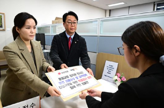 국민의힘 법률자문위원장인 곽규택 의원과 개혁신당 정책위의장인 이주영 의원이 지난 23일 국회 의안과에 통일교의 정치권 금품 지원 의혹 수사를 위한 특검법안을 제출하고 있다. [사진=연합뉴스]