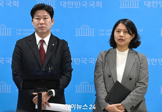 국민의힘 진종오 의원과 손주하 서울 중구 의원이 5일 오전 국회 소통관에서 이혜훈 초대 기획예산처 장관 후보자 관련 기자회견에서 질문에 답변하고 있다. [사진=곽영래 기자]