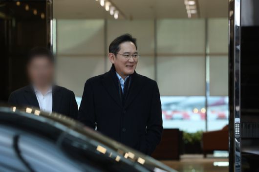 중국 출장 후 귀국하는 이재용 삼성전자 회장 [사진=연합뉴스]