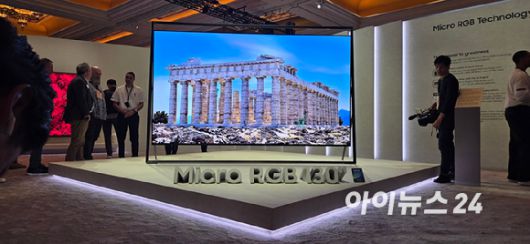 4일(현지시간) 미국 라스베이거스 윈 호텔에서 열린 ‘삼성 퍼스트 룩’ 전시관에서 만나볼 수 있는 130형 마이크로 RGB TV. [사진=박지은 기자]