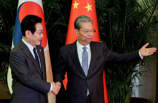 중국을 국빈방문 중인 이재명 대통령이 6일 베이징 인민대회당에서 국회의장 격인 자오러지 전국인민대표대회 상무위원장과 기념촬영 뒤 함께 회담장으로 이동하고 있다. 2026.1.6 [사진=연합뉴스]