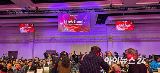5일(현지시간) 미국 라스베이거스 만달레이베이 호텔 컨벤션센터에서 열린 LG전자의 월드 프리미어 행사를 찾은 글로벌 미디어들.  [사진=박지은 기자]