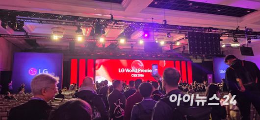 5일(현지시간) 미국 라스베이거스 만달레이베이 호텔 컨벤션센터에서 열린 LG전자의 월드 프리미어 행사를 찾은 글로벌 미디어들.  [사진=박지은 기자]