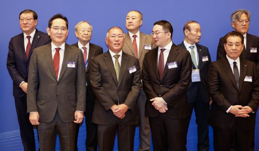 5일 중국 베이징 조어대에서 이재명 대통령이 참석한 가운데 열린 한·중 비즈니스포럼에서 국내 기업 대표들이 기념촬영을 기다리고 있다.앞줄 왼쪽부터 이재용 삼성전자 회장, 정의선 현대차그룹 회장, 구광모 LG 그룹 회장, 장인화 포스코홀딩스 회장.뒷줄 왼쪽부터 허태수 GS그룹 회장, 손경식 CJ그룹 회장, 구자은 LS 회장, 최병오 패션그룹 회장, 장철혁 SM엔터테인먼트 대표이사. 2026.1.5 [사진=연합뉴스]