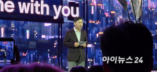 류재철 LG전자 최고경영자(CEO) 사장이 5일(현지시간) 미국 라스베이거스 만달레이베이 호텔 컨벤션센터에서 열린 'LG 월드 프리미어' 무대에서 사람과 소통하는 AI에 대해 설명하고 있다.[사진=박지은 기자]