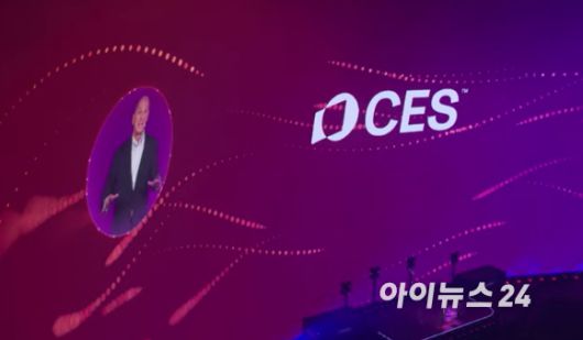 게리 샤피로 CTA 이사회 의장 겸 CEO가 6일(현지시간) 미국 라스베이거스 스피어에서 열린 양 위안칭 레노버 회장의 기조연설에서 그를 소개하고 있다. [사진=박지은 기자]