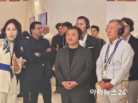 정의선 현대차그룹 회장(맨 오른쪽)이 6일(현지시간) 미국 라스베이거스 윈 호텔에 마련된 삼성전자 단독 부스를 노태문 DX부문장 사장(가운데)과 함께 둘러보고 있다. [사진=공동취재단]