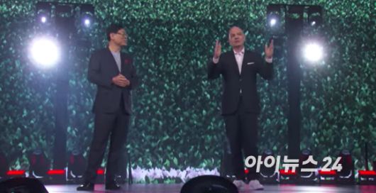 잔니 인판티노 FIFA 회장(오른쪽)이 6일(현지시간) 미국 라스베이거스 스피어에서 열린 양 위안칭 레노버 회장의 기조연설 무대에 올라 양측의 협업을 발표하고 있다. [사진=박지은 기자]